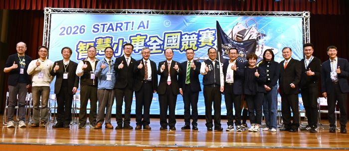 《圖說》智慧小車交接_產官學研攜手前行。〈教育局提供〉