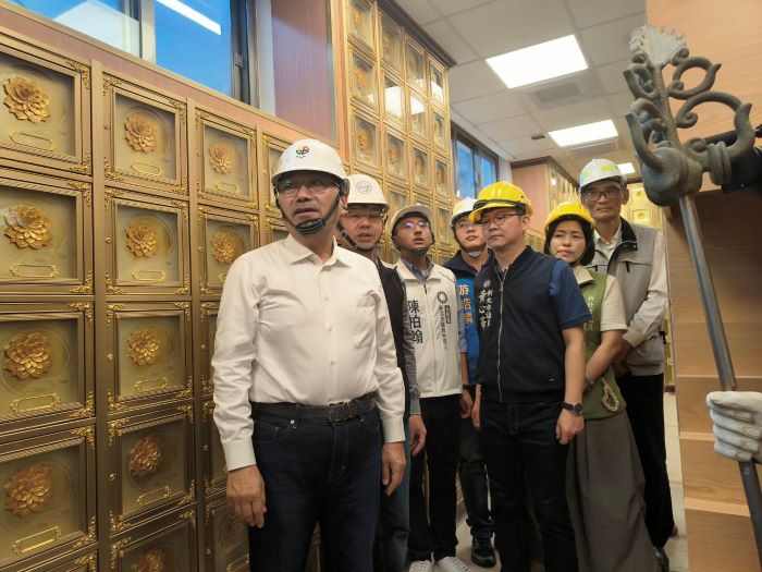 《圖說》侯友宜市長視察五城花園公墓附設納骨塔地下一樓工程。〈民政局提供〉
