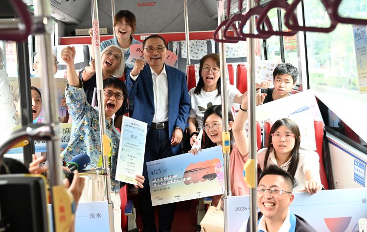 《圖說》市長侯友宜於「旅讀巴士」與民眾開心合影。〈新北市圖提供〉