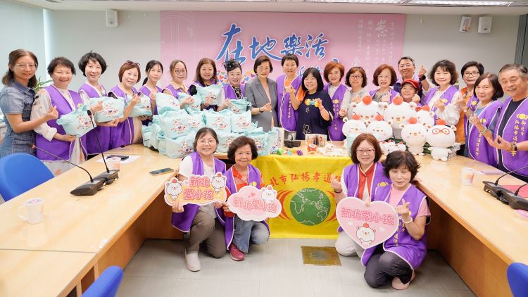 《圖說》新北市弘揚孝道促進會捐贈250份育兒寶貝袋。〈社會局提供〉