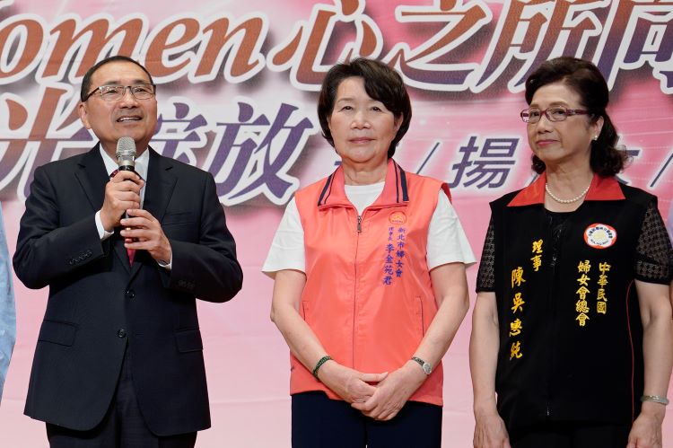 《圖說》侯友宜表示，母親是家中最溫柔的支柱，婆媳若能相處融洽，這個家庭一定是最幸福的。中為新北市婦女會理事長李金苑君，右為中華民國婦女會總會理事陳吳惠純。〈社會局提供〉