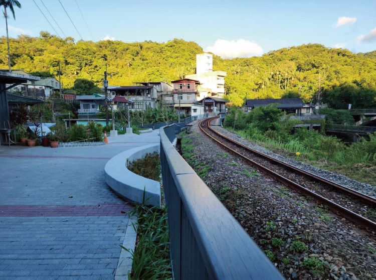 《圖說》嶺腳廣場-順應鐵道曲率營造線性景觀、透水磚兼顧排水、人本、低維管。〈觀旅局提供〉