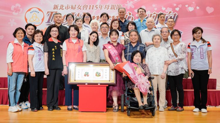 《圖說》八里區翁瑳（坐輪椅者）和大媳婦種又儀（中）三代同堂，相互照顧，家庭和樂，受到新北市婦女會模範婆媳表揚。〈社會局提供〉