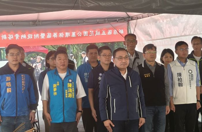 《圖說》侯友宜市長於清明節當天視察新店五城花園公墓,與地方仕紳一同祈福祭祀。〈民政局提供〉