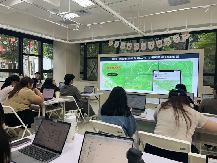 《圖說》「115年度青年公部門見習計畫」將規劃三場培力課程、市政參訪及互動分享等深度學習內容--資料照片。〈青年局提供〉