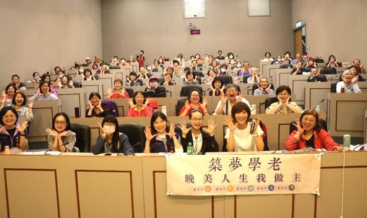 《圖說》新北市社會局舉辦「晚美人生我做主」系列講座,首場王淑芳「熟齡生活齊步走」,座無虛席。〈社會局提供〉