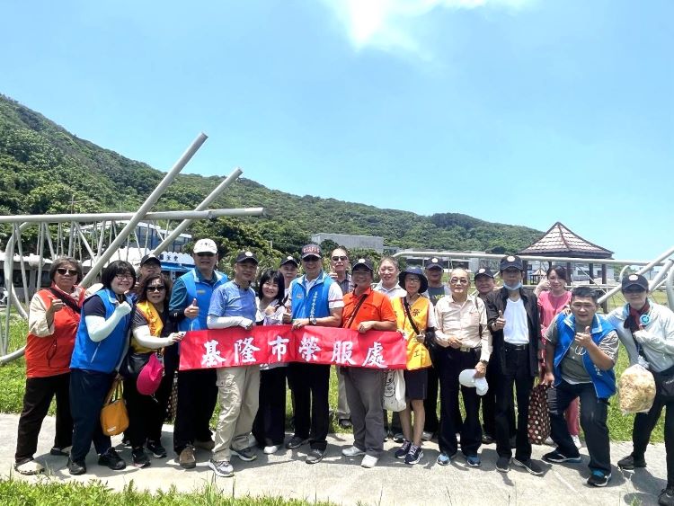 《圖說》方正處長(左七)與與會人員於潮境公園進行合照。〈基隆榮服處提供〉