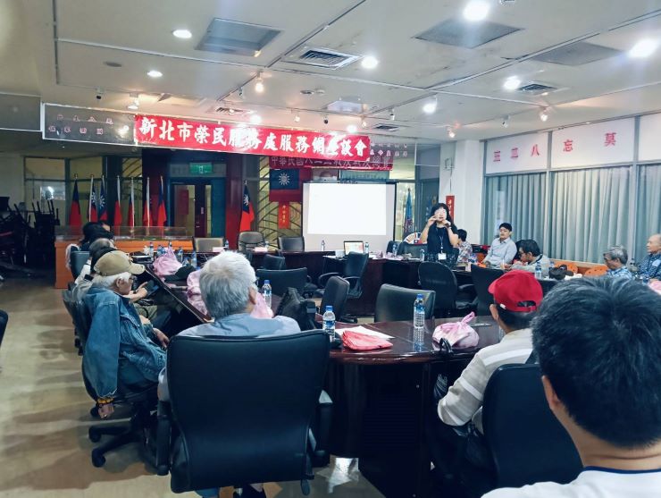 《圖說》新北市衛生局長照中心督導李弈儒宣導「銀髮人力資源」業務介紹。〈新北榮服處提供〉