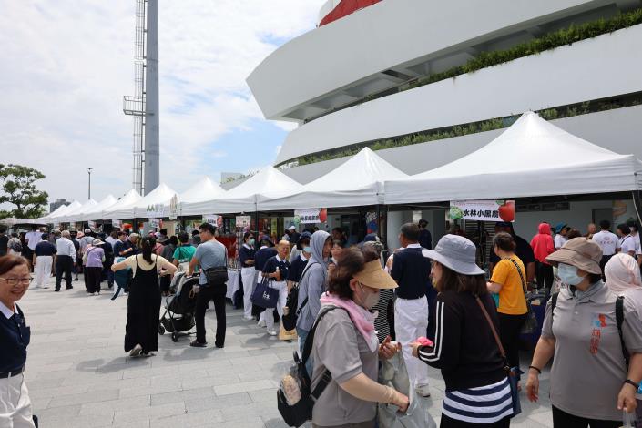 雲林縣政府首次舉辦大型全蔬食市集，吸引眾多民眾熱情參與。
