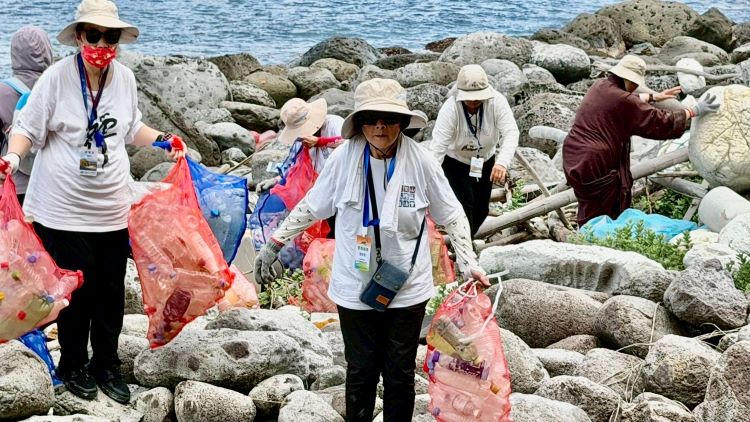 《圖說》清理142.82公斤垃圾、寶特瓶3543個,以實際行動落實心道法師「愛地球」理念。(靈鷲山佛教教團提供)
