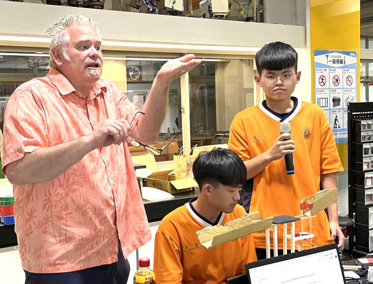 《圖說》美國矽谷技職教育中心資深科技教師Jim Burnham訪台授課。〈教育局提供〉
