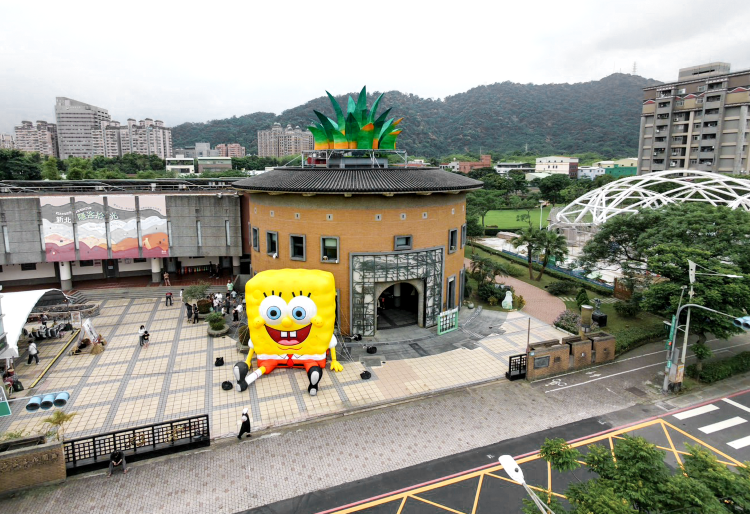 《圖說》海綿寶寶的好夥伴派大星也驚喜現身園區綠地！大型氣偶裝置將一路陪伴民眾至 6 月 11 日，為三鶯地區打造限時的打卡冒險熱點。〈客家局提供〉