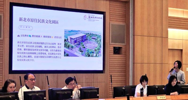 《圖說》原民局長Siku Yaway林瑋茜（右）說明，原民局目前正積極規畫打造新北市原住民族文化園區成為北台灣最大的原住民族文化據點。〈原民局提供〉