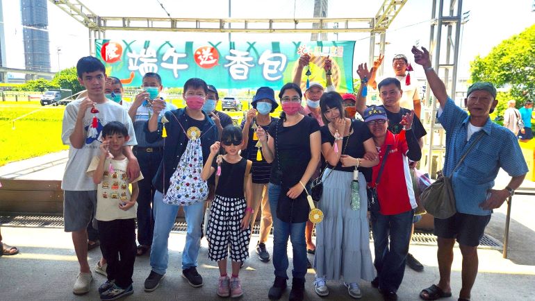 《圖說》端午好運龍總來合照留念。〈高灘處提供〉