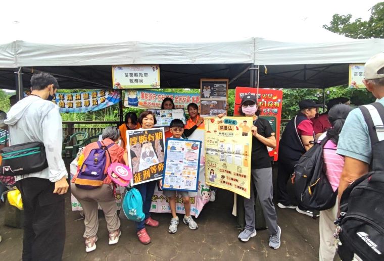 《圖說》苗栗縣桐花祭健行租稅宣導,兼顧健行賞花、學習廉政知識。〈主辦單位提供〉