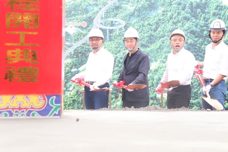 《圖說》侯友宜市長(左一)主持市道105線高架環橋動土典禮，與朱惕之副市長(右一)、洪孟楷立法委員共同執鏟奠基。〈工務局提供〉